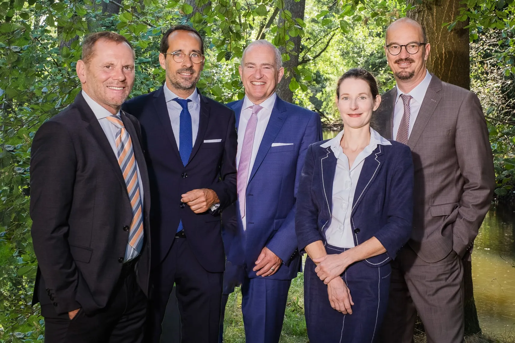 Gruppenfoto der fünf Rechtsanwälte und Notare der Kanzlei RINCK im Grünen